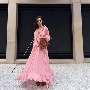 Rosa Bohemian-Maxikleid mit Rüschen und V-Ausschnitt aus fließendem Chiffon