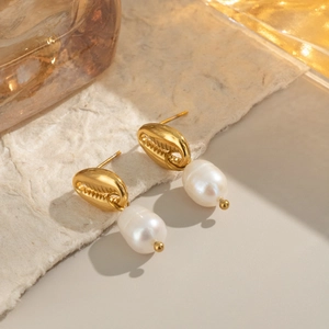 Détails de boucles d'oreilles coquillage doré avec perles blanches irrégulières