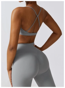 Détail de l'ensemble de yoga gris avec soutien-gorge dos croisé et legging taille haute