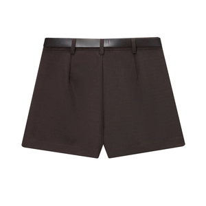 Détail d'un short marron foncé avec ceinture fine en cuir et texture de tissu tissé