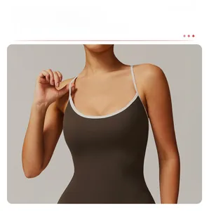 Détail des bordures contrastées sur un body de sport marron à fines bretelles