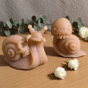 Dettaglio delle candele a lumaca con teschio e figurine gotiche su sfondo di legno