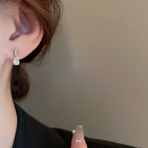 Boucles d'oreilles minimalistes en zircon en forme de poire avec perles et tiges en argent