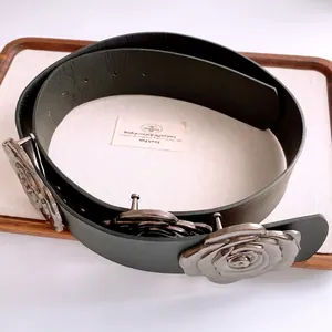 Ceinture en cuir tendance avec trois grandes boucles roses argentées au style rétro