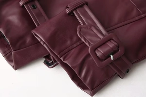 Detail der weinroten Lederjacke mit verstellbarem Schnallenriemen und hochwertigen Nähten