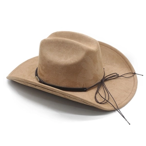 Détail d'un chapeau de cowboy en daim kaki avec cordon marron et ornements en métal