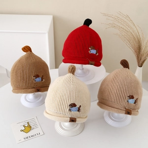 Bonnets en tricot pour bébé avec broderie chiot en rouge, marron et beige pour l'hiver