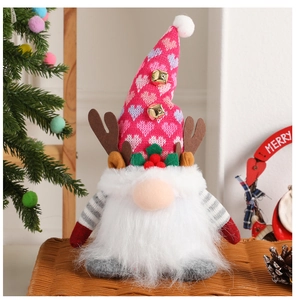 Gnome de Noël détaillé avec bonnet rouge à cœurs, barbe en peluche et bois de renne