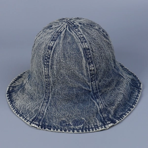 Vue détaillée du chapeau bob en denim délavé avec texture usée et broderie sur le bord