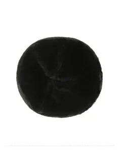 Vue de dessus d'un chapeau d'hiver pour homme en fausse fourrure noire à texture épaisse