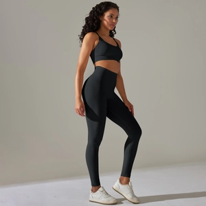 Dettaglio del set yoga nero senza cuciture a coste con reggiseno sportivo e leggings
