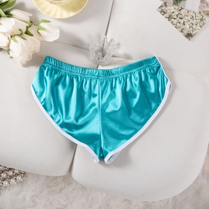 Dettaglio dei pantaloncini sportivi in raso turchese con bordo bianco ed elastico in vita