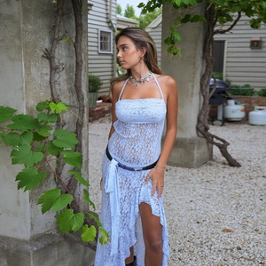 Abito a lupetto in pizzo azzurro con spacco alto indossato da una modella