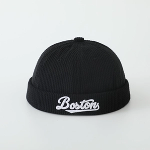 Gros plan détaillé sur un bonnet docker Boston noir avec broderie blanche