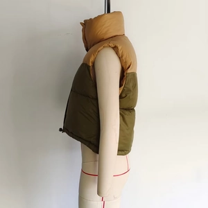 Détail du gilet matelassé bicolore kaki et olive avec cordons de serrage latéraux