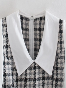 Dettaglio del colletto bianco a contrasto e trama tweed a quadri con zip sulla schiena