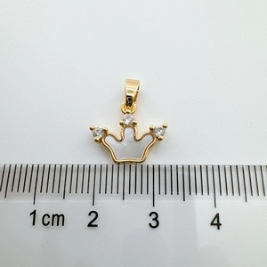 Detailed size measurement of 18K gold-plated crown pendant with white shell and zircons