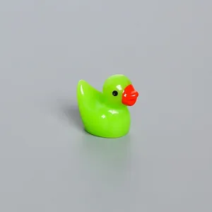 Makroaufnahme einer 11x15mm Mini-Harzente mit leuchtend grüner Farbe und orangefarbenem Schnabel