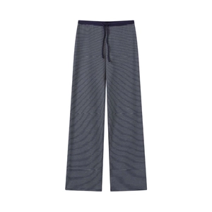 Détail de la taille élastique à cordon et du tissu rayé bleu marine du pantalon large