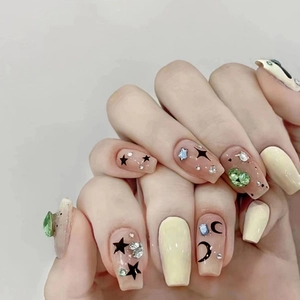 Lange Sarg Form Press On Nägel Mit 3D Strass Herz Stern Mond Muster Süßer Cooler Stil Falsche Fingernägel