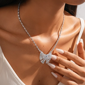 Dettaglio della collana a fiocco in argento con zirconi indossata da una modella