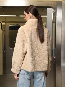 Damen Pelzjacke in Beige mit Wellenstruktur und Stehkragen in der Rückansicht gezeigt