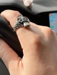 Gros plan d'une bague punk rétro pour homme avec crâne et motifs croix en relief