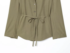 Détail du cordon de serrage vert armée et de la boutonnière sur le haut