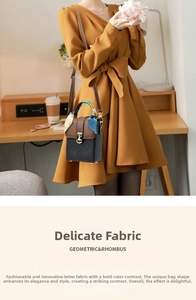 Détail du sac bandoulière bicolore avec foulard en soie et fermoir métallique