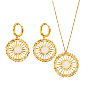 Parure de bijoux dorés et blancs avec motif soleil comprenant un collier et des boucles