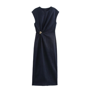 Robe midi en jean bleu foncé sans manches avec taille torsadée et boucle en métal doré