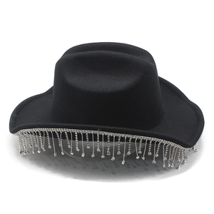 Dettaglio del cappello da cowboy nero con eleganti frange di strass argentati sulla tesa