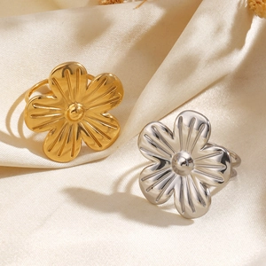 Bagues fleurs polies en or 18 carats et argent avec pétales texturés sur soie