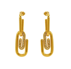 Vue détaillée de boucles d'oreilles trombone dorées avec pavage de zirconiums