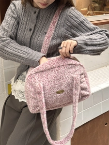 Sac à bandoulière en fausse fourrure rose à motif léopard avec plaque en métal Sezakka