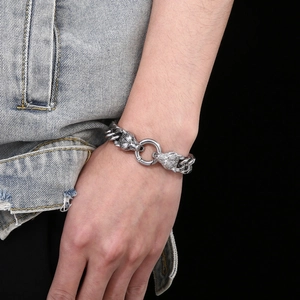 Vue détaillée du bracelet gourmette tête de loup pour homme en argent vieilli sur modèle