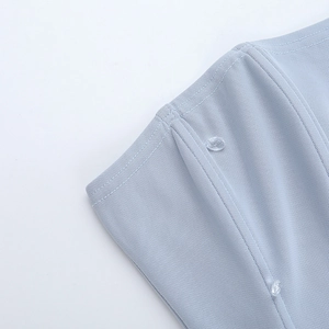 Détail du tissu en maille bleu clair avec strass et coutures latérales de haute qualité