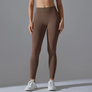 Detailstruktur der nahtlosen kaffeebraunen High-Waist-Yoga-Leggings für Damen im Studio-Shot