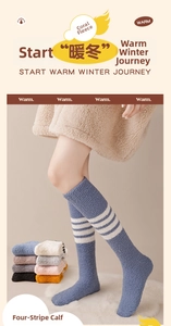 Detailansicht dicker, gestreifter Korallenfleece-Socken in verschiedenen Farben und Blau