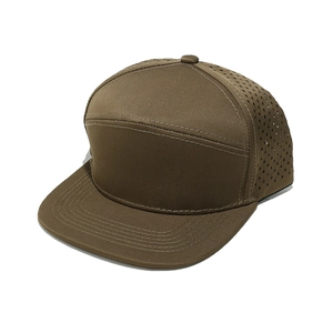 Detalle de la gorra marrón de visera plana con orificios láser y costuras reforzadas