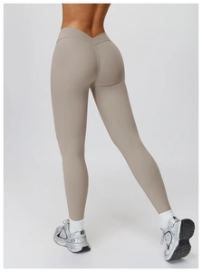 Détail du legging de yoga taille haute avec couture en V au dos pour un effet galbant chic