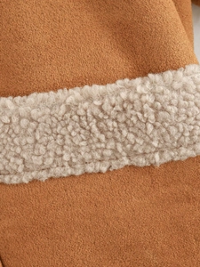 Detail der Textur von braunem Wildlederimitat und cremeweißem Teddy-Fleece-Stoff