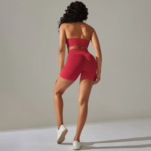 Dettaglio del set yoga rosso senza cuciture con pantaloncini a vita alta e retro