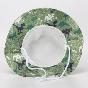 Détail d'un chapeau de soleil enfant avec motifs dinosaures et cordon réglable