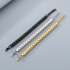 Detailansicht der quadratischen Gliederketten aus Edelstahl in Schwarz, Silber und Gold