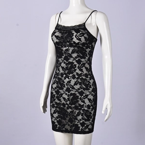 Detalle de la tela de encaje floral negro y diseño ajustado en un vestido corto