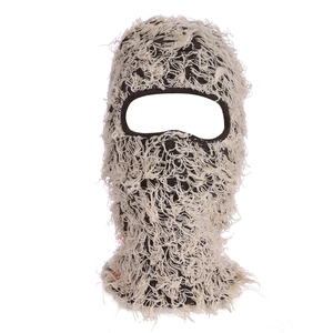 Detaillierte Strickstruktur der beigen Balaclava-Haube mit Distressed-Finish