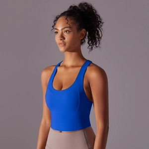 Gros plan détaillé du soutien-gorge de sport bleu sans couture avec de larges bretelles