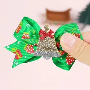 Barrette de Noël en ruban vert avec motifs de chaussettes et cloche brillante en détail