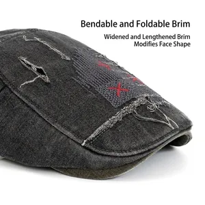 Béret en denim gris vieilli avec détails effilochés et broderies X rouges sur le côté